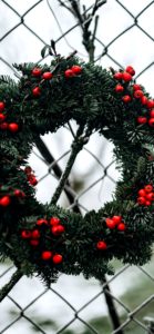 フェンスに掛けたクリスマスリース2