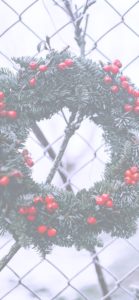 フェンスに掛けたクリスマスリース1