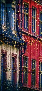 赤とクリーム色の建物のクリスマス飾り