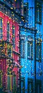 赤と青の建物のクリスマス飾り