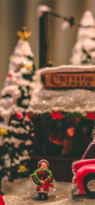 クリスマスの準備をする女の子