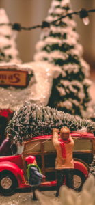 クリスマスの準備をする親子