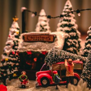 クリスマスの準備をする家族2