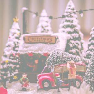 クリスマスの準備をする家族1