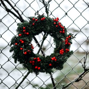 フェンスに掛けたクリスマスリース2