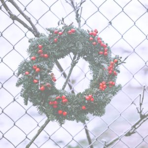 フェンスに掛けたクリスマスリース1