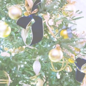 金色のオーナメントのクリスマスツリー2