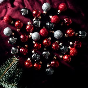 ワインカラーのツリー飾りと布8