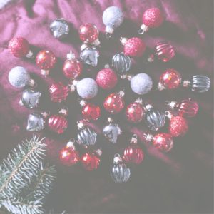 ワインカラーのツリー飾り7と布