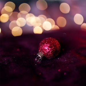 ワインカラーのツリー飾りと布6