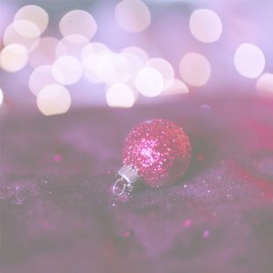 ワインカラーのツリー飾りと布5