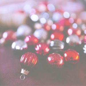 ワインカラーのツリー飾りと布3