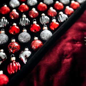 ワインカラーのツリー飾りと布2