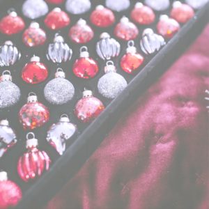 ワインカラーのツリー飾りと布1