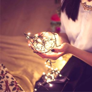 クリスマスのライトを持つ女の子2