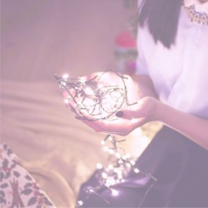 クリスマスのライトを持つ女の子1