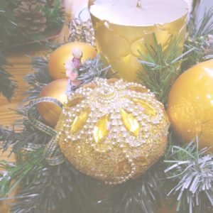 金色のクリスマスの飾り1