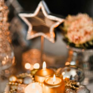 火を付けた金色のキャンドル1