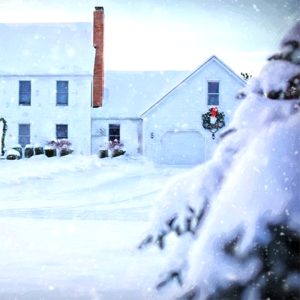クリスマスの飾りをした白い家3