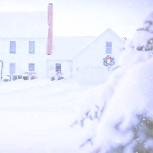 クリスマスの飾りをした白い家4