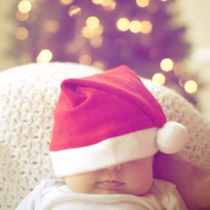 サンタクロースの帽子をかぶった赤ちゃん1
