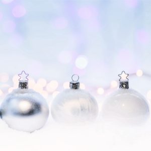 白と銀色のツリー飾り2
