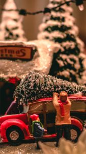 クリスマスの準備をする親子2