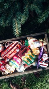 木箱に入ったツリー飾り1