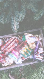 木箱に入ったツリー飾り2