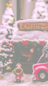 クリスマスの準備をする女の子1