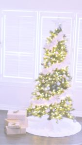 白い部屋のクリスマスツリー1