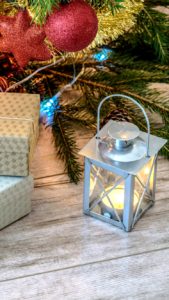 赤いツリー飾りとランタン1