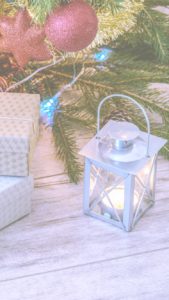 赤いツリー飾りとランタン2