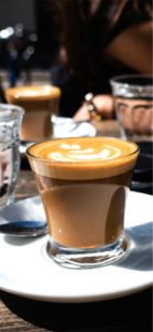 オープンカフェでコーヒー2