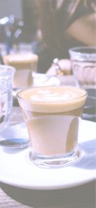 オープンカフェでコーヒー1