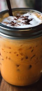 瓶に入ったアイスカフェラテ2