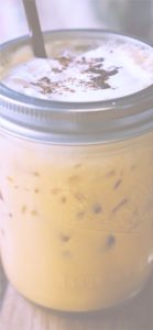 瓶に入ったアイスカフェラテ1