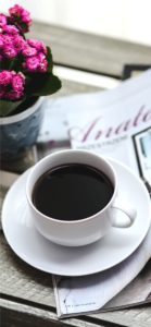 ピンクの花とコーヒー