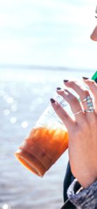 海でアイスコーヒーを飲む女の子1