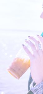 海でアイスコーヒーを飲む女の子1