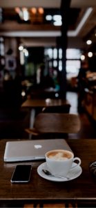 カフェでコーヒー2