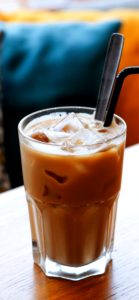 クッションとアイスコーヒー2