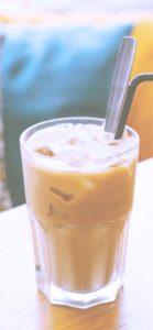 クッションとアイスコーヒー1