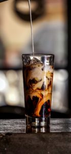 アイスコーヒーにミルク2