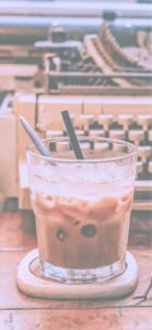 タイプライターとアイスコーヒー1