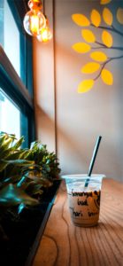 窓際のカウンター席とアイスコーヒー2
