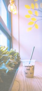 窓際のカウンター席とアイスコーヒー1