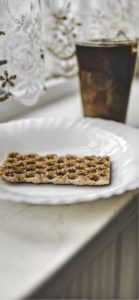 レースのカーテンとアイスコーヒー2