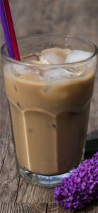 紫の花とアイスコーヒー2