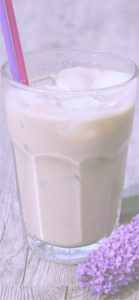 紫の花とアイスコーヒー1